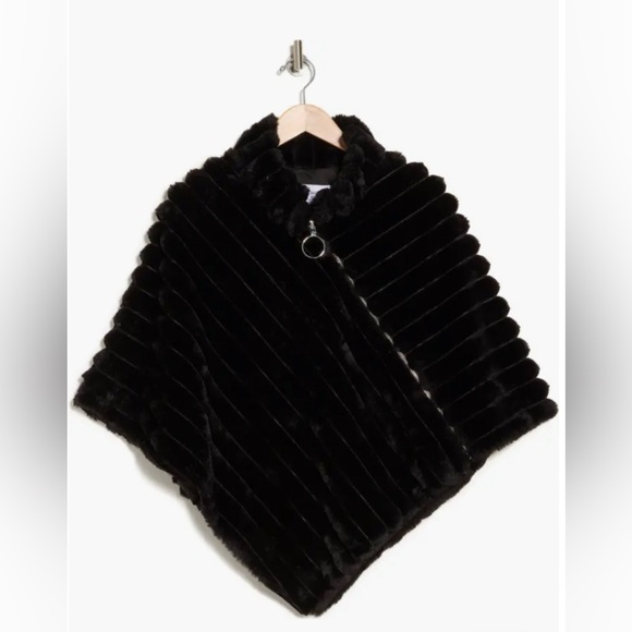 La Fiorentina Jackets & Blazers - NWT La Fiorentina Faux-fur Black Poncho